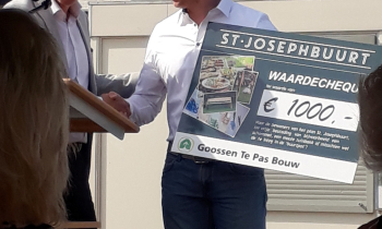 overhandiging cheque.jpg